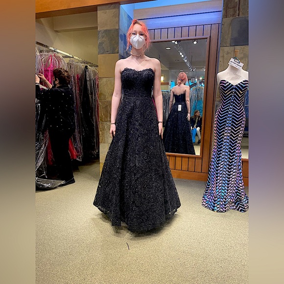 Sherri Hill Black Strapless Lace Ball Gown Prom Dress Size 4 (fits size 2)  is available for purchase on au PAY Market - Imported Goods Online Store  Co.Ltd. | au PAY Market -